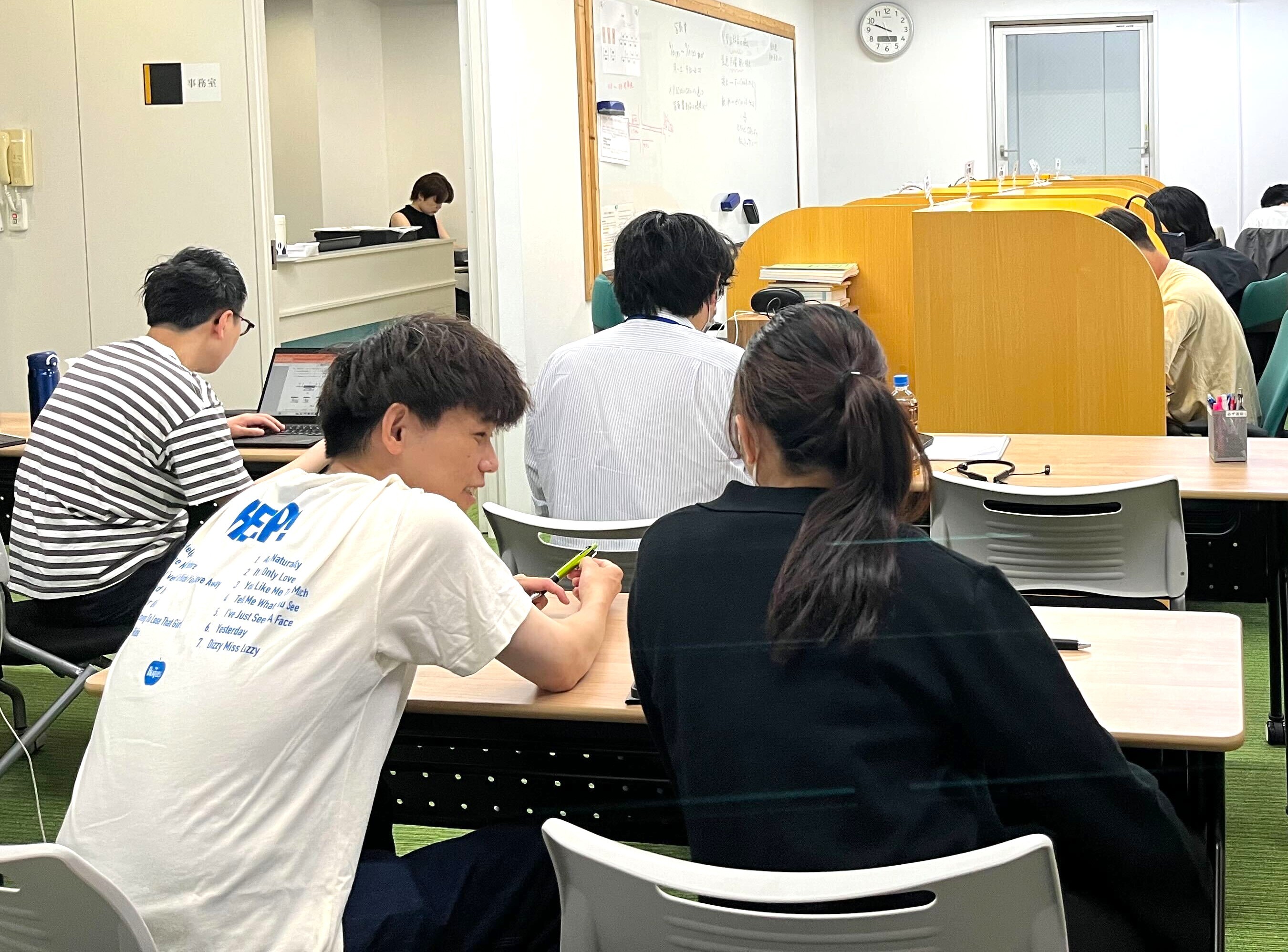 講師席は自習室の横にあります