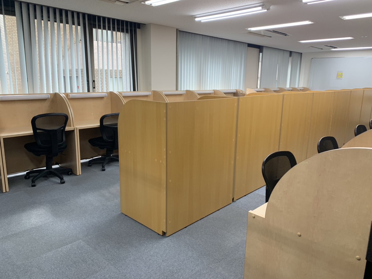 自習室は完全固定席なので席の確保不要