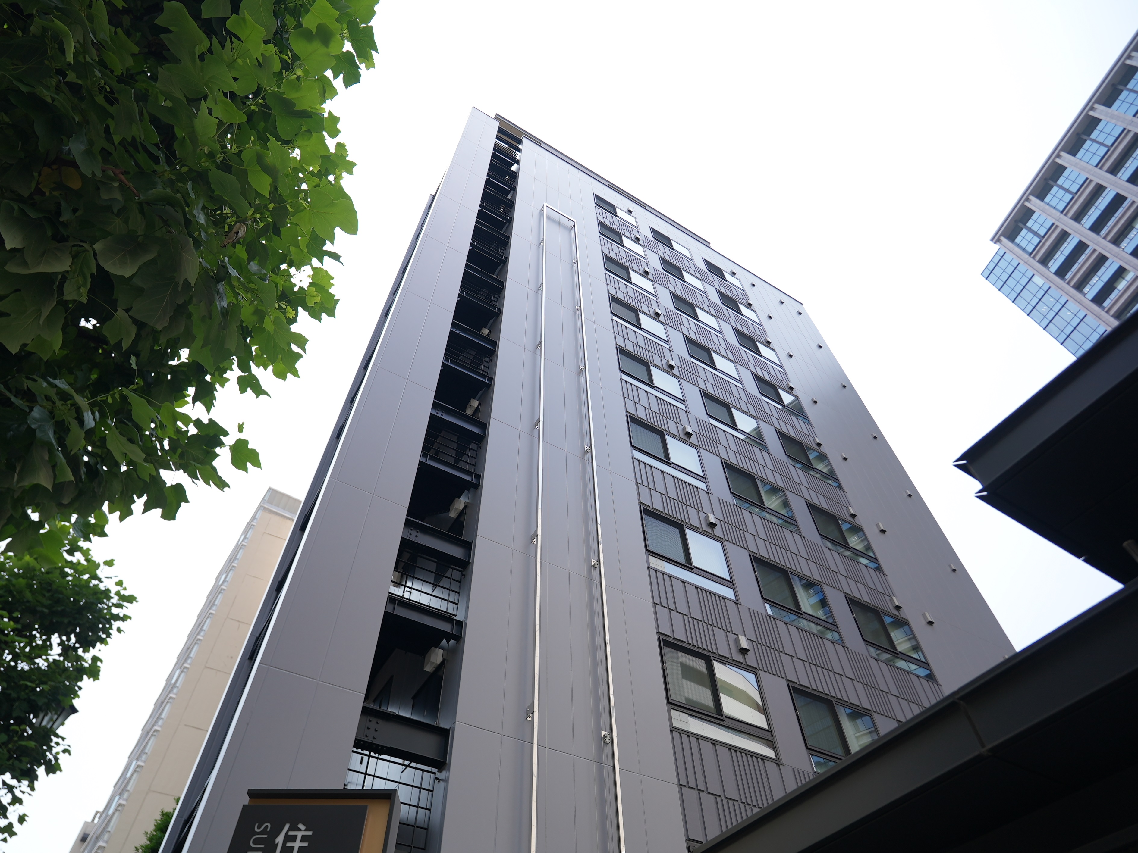 四ツ谷方面からは建物の外観がよく見えます