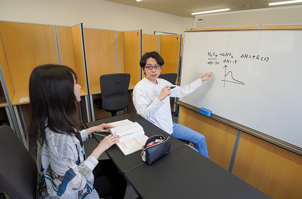 授業外でも国公立大学医学部生講師が補講を組んで徹底指導